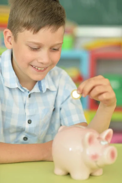 Jonge Jongen Zetten Een Muntje Een Spaarpot — Stockfoto