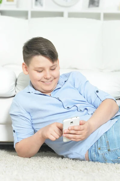 Щасливий Молодий Хлопчик Смартфоном Грає Гру Вдома — стокове фото