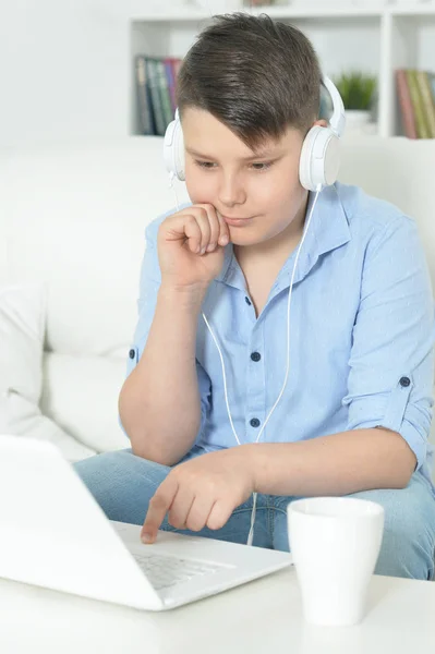 Jongen Met Koptelefoon Met Behulp Van Laptop Thuis — Stockfoto