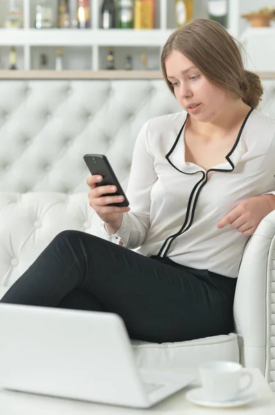 Tiener meisje met smartphone — Stockfoto