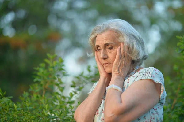 Retrato Bela Mulher Idosa Triste Parque Verão — Fotografia de Stock