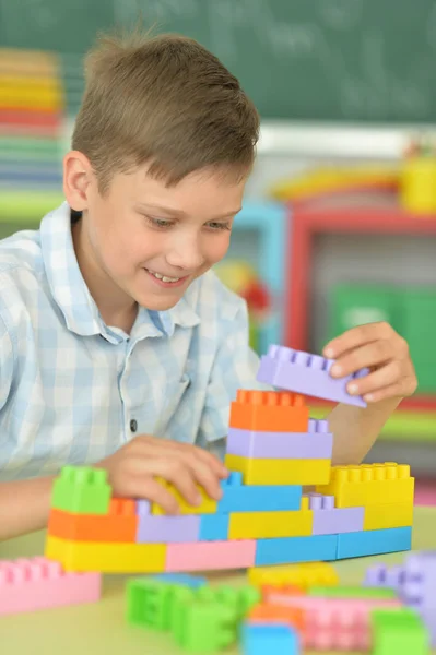 Niño Jugando Con Bloques Plástico Colores — Foto de Stock