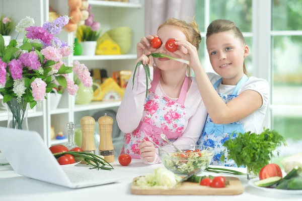 Дві Смішні Дівчата Готують Свіжий Салат Кухонному Столі — стокове фото