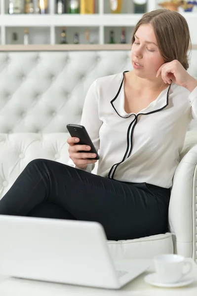 Tiener meisje met smartphone — Stockfoto