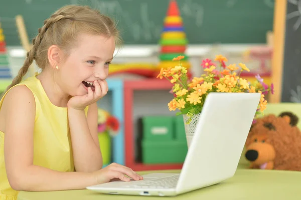 Menina Emocional Usando Laptop Seu Quarto — Fotografia de Stock