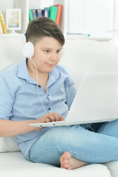 Jongen Met Koptelefoon Met Behulp Van Laptop Thuis — Stockfoto