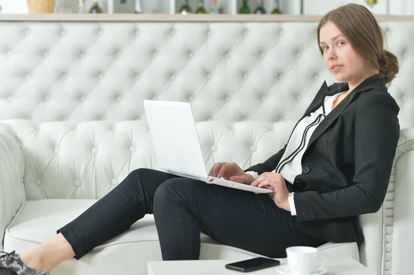 Portret Van Tiener Meisje Dragen Formele Slijtage Met Behulp Van — Stockfoto