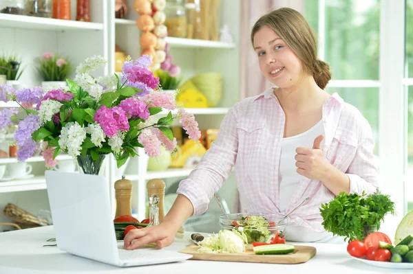 Cute Teen Girl Using Laptop Showing Thumb While Cooking Kitchen — Stock Photo, Image