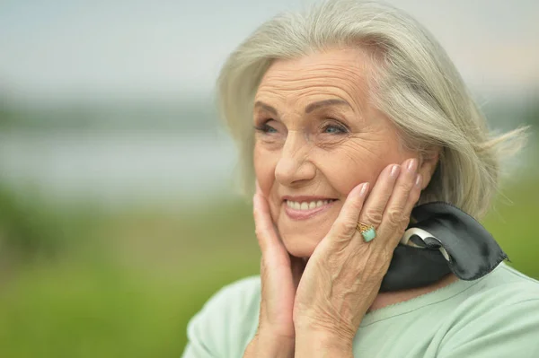 Lyckligt Leende Äldre Kvinna Poserar Utomhus — Stockfoto