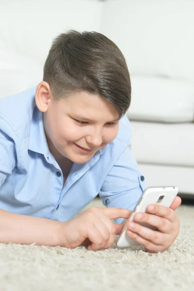 Jongen Met Smartphone Spelen Van Het Spel Thuis — Stockfoto