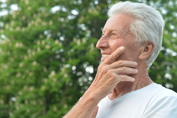 Счастливый Пожилой Человек Парке Летом — стоковое фото