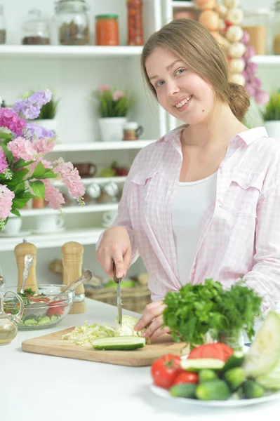 Sevimli Genç Kız Mutfak Masasının Üzerinde Taze Salata Hazırlık — Stok fotoğraf