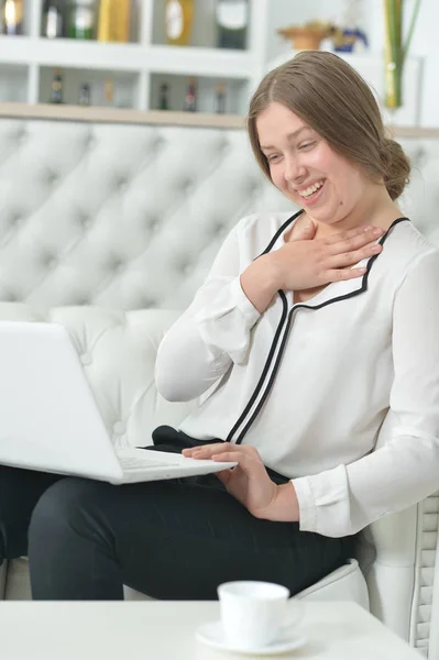 Portrait Emotional Teen Girl Using Laptop While Sitting Sofa — Stock Photo, Image