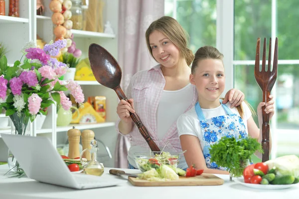 Two Funny Girls Preparing Fresh Salad Kitchen Table — Stock Photo, Image