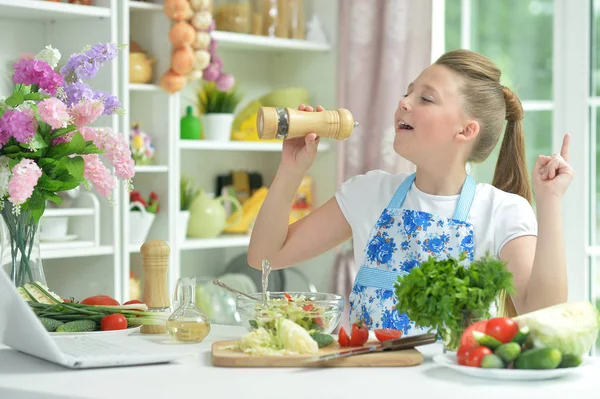 Cute Teen Dziewczyna Przygotowuje Świeże Sałatki Stole Kuchni — Zdjęcie stockowe
