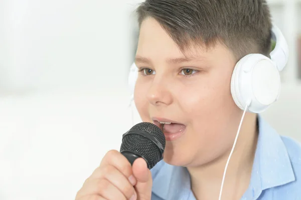 Προσωπογραφία Αγοριού Μικρόφωνο Τραγούδι — Φωτογραφία Αρχείου