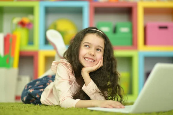 Használ Laptop Otthon Zöld Padlón Fekve Érzelmi Aranyos Lány — Stock Fotó
