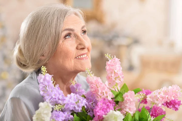Närbild Porträtt Vackra Senior Kvinna Poserar Hemma — Stockfoto