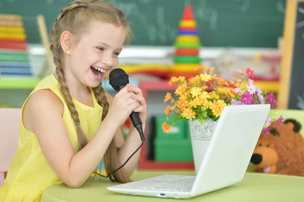 Nettes Mädchen Singt Karaoke Mit Laptop Während Tisch Sitzt — Stockfoto