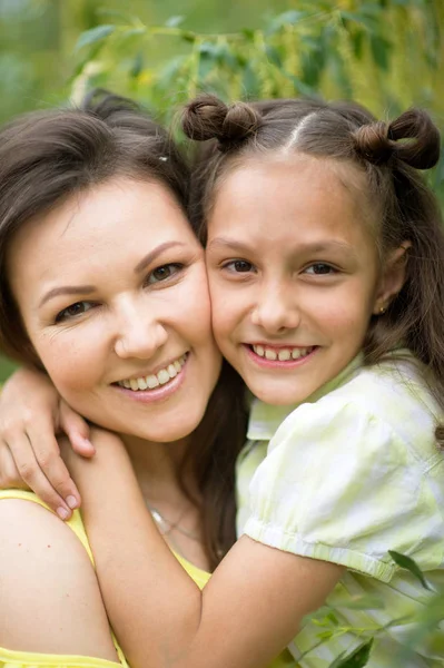 Kleines Süßes Mädchen Mit Ihrer Mutter Sommerpark — Stockfoto