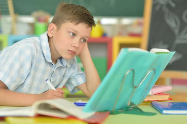 Lindo Chico Haciendo Tarea Escritorio — Foto de Stock