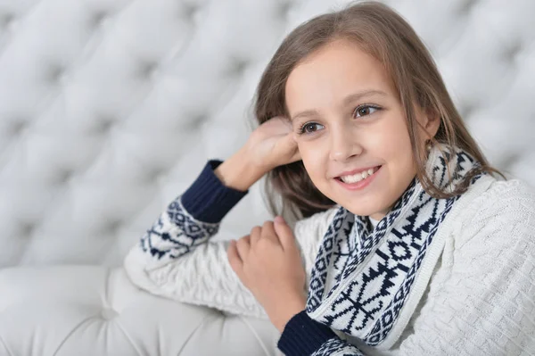 Porträt Des Süßen Mädchens Posiert Auf Dem Sofa — Stockfoto