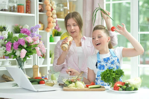 Dvě Vtipné Dívky Připravuje Čerstvý Salát Kuchyňském Stole — Stock fotografie