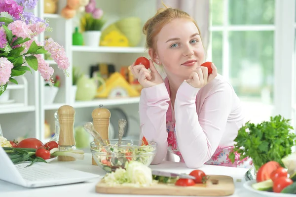 Linda Chica Adolescente Preparando Ensalada Fresca Mesa Cocina — Foto de Stock