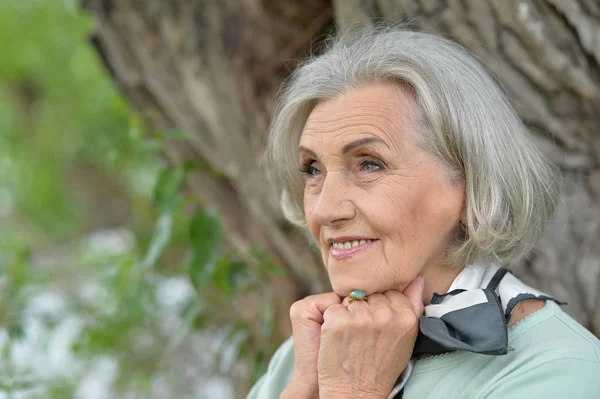 Feliz Sonriente Anciana Posando Aire Libre — Foto de Stock