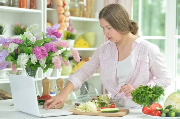 Nettes Teenie Mädchen Mit Laptop Beim Kochen Der Küche — Stockfoto