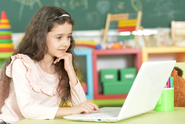 Menina usando laptop moderno — Fotografia de Stock