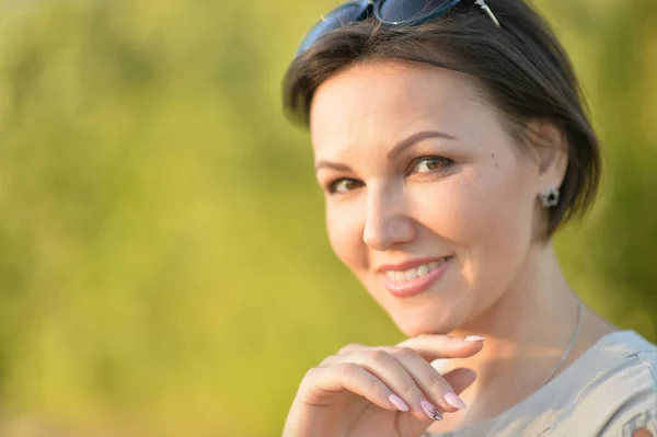 Bella Giovane Donna Che Riposa Nel Parco — Foto Stock