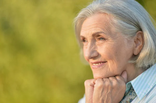 Счастливая Пожилая Женщина Позирует Открытом Воздухе — стоковое фото