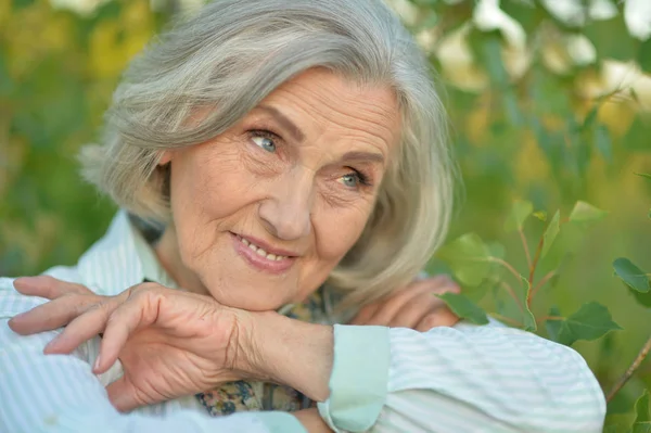 Açık Havada Poz Mutlu Yaşlı Kadın — Stok fotoğraf