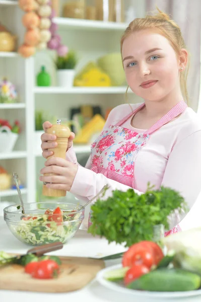 Menina Adolescente Bonito Preparar Salada Fresca Mesa Cozinha — Fotografia de Stock