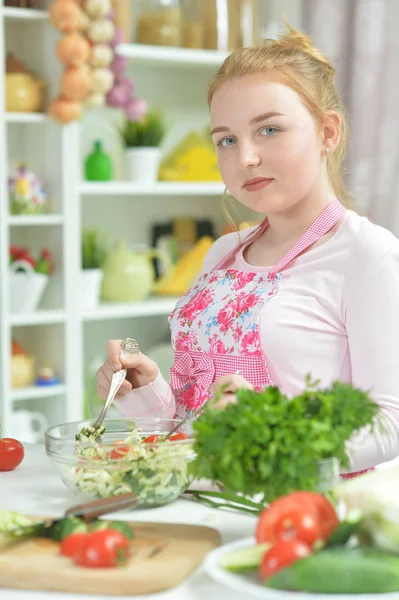 Menina Bonito Preparando Salada Fresca Mesa Cozinha — Fotografia de Stock