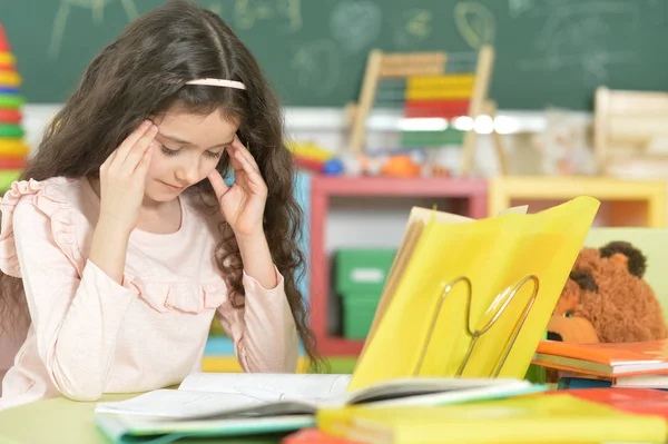 Söt Liten Skolflicka Studera Hemma — Stockfoto