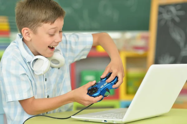 Niño Emocional Jugando Juego Ordenador Con Ordenador Portátil —  Fotos de Stock