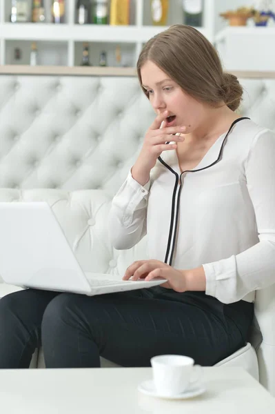 Portrait Emotional Teen Girl Using Laptop While Sitting Sofa — Stock Photo, Image