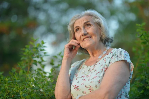 Portret Piękne Kobiety Wyższego Szczebla Lato Park — Zdjęcie stockowe