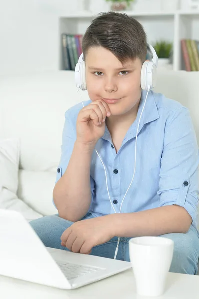 Jongen Met Koptelefoon Met Behulp Van Laptop Thuis — Stockfoto