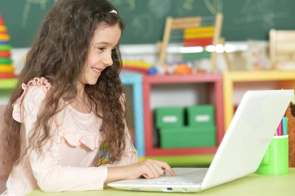 Menina usando laptop moderno — Fotografia de Stock