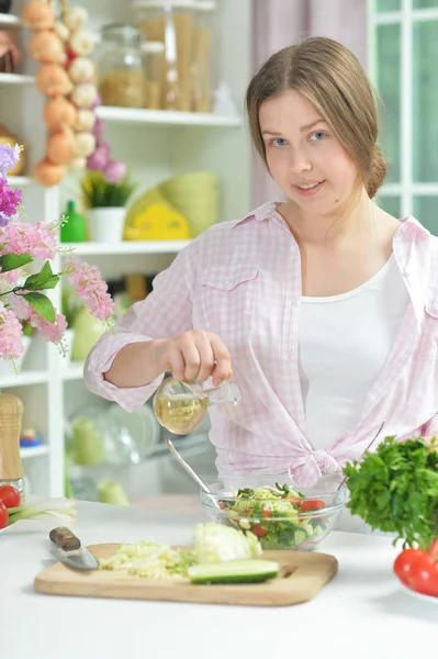 Niedliche Teen Mädchen Bereiten Frischen Salat Auf Küchentisch — Stockfoto
