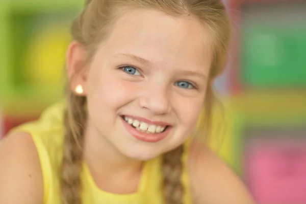 Portret Ładny Uśmiechający Się Dziewczyna Warkoczykami Bliska — Zdjęcie stockowe