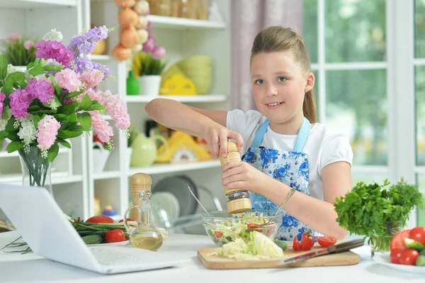 Niedliche Teen Mädchen Bereiten Frischen Salat Auf Küchentisch — Stockfoto