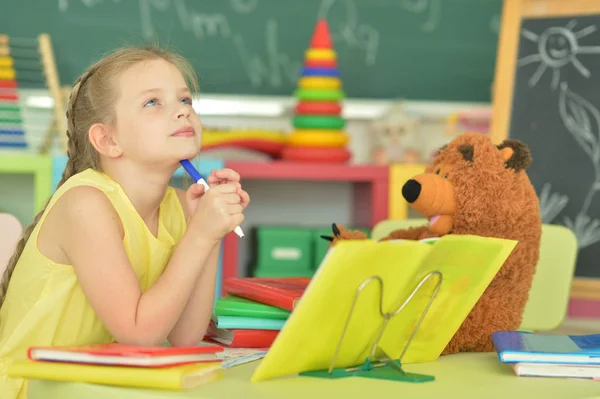 Doordachte Schoolmeisje Huiswerk Klas — Stockfoto