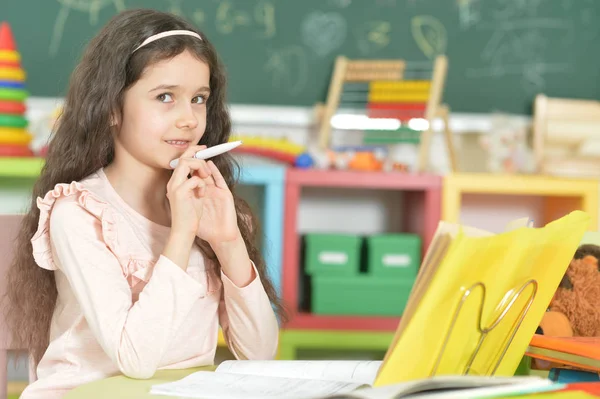 Nettes Kleines Schulmädchen Lernt Hause — Stockfoto