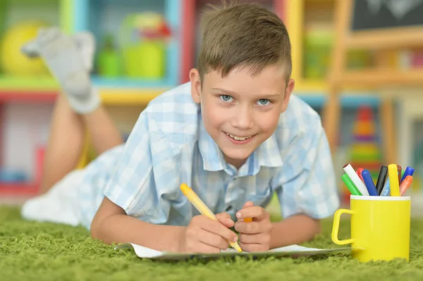 Jongetje tekenen met potlood — Stockfoto