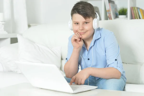 Αγόρι Ακουστικά Που Χρησιμοποιούν Φορητό Υπολογιστή Στο Σπίτι — Φωτογραφία Αρχείου
