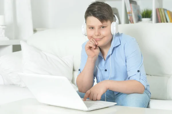 Ragazzo Con Cuffie Utilizzando Computer Portatile Casa — Foto Stock